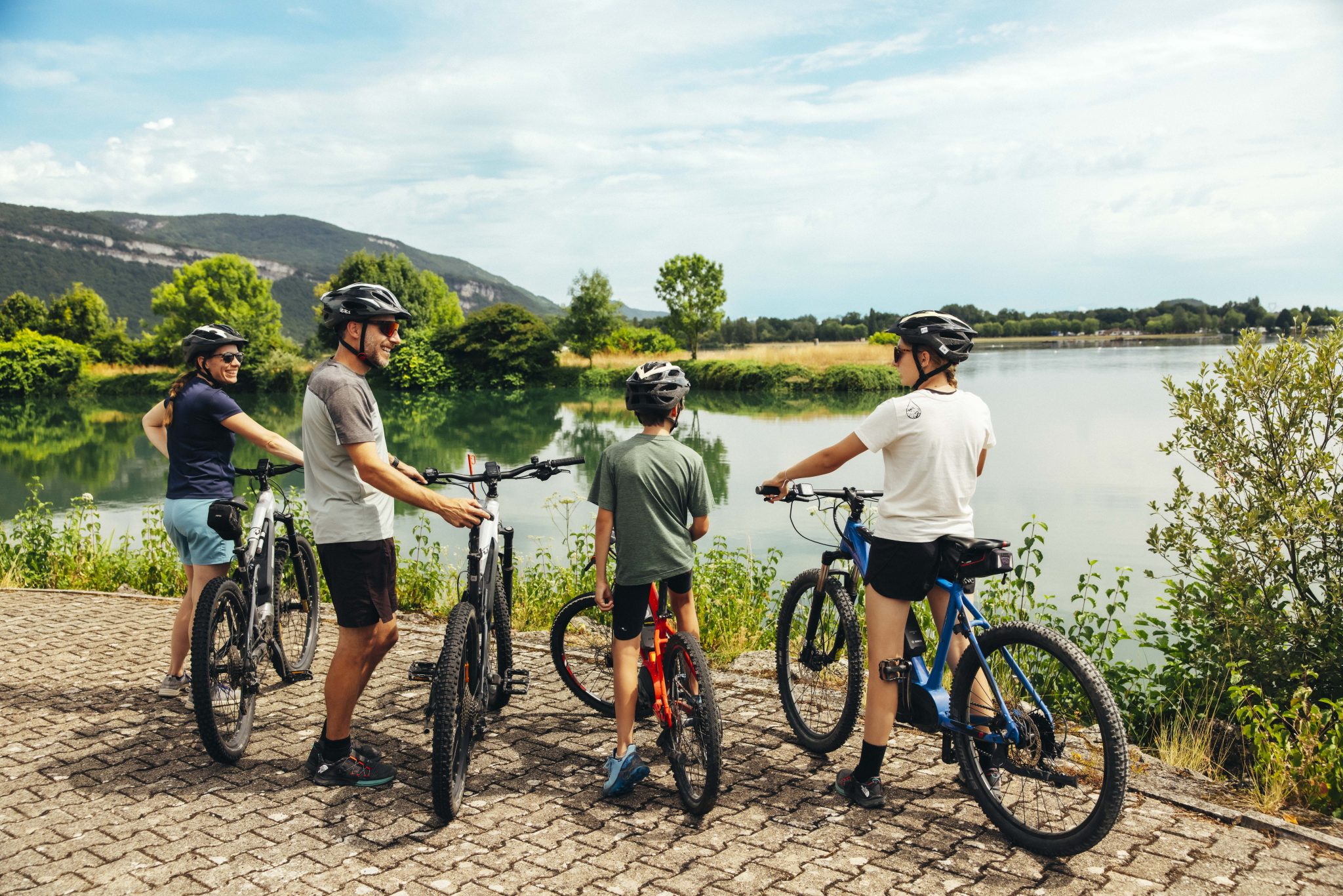 Famille à vélo sur un itinéraire nature dans la Plaine de l'Ain