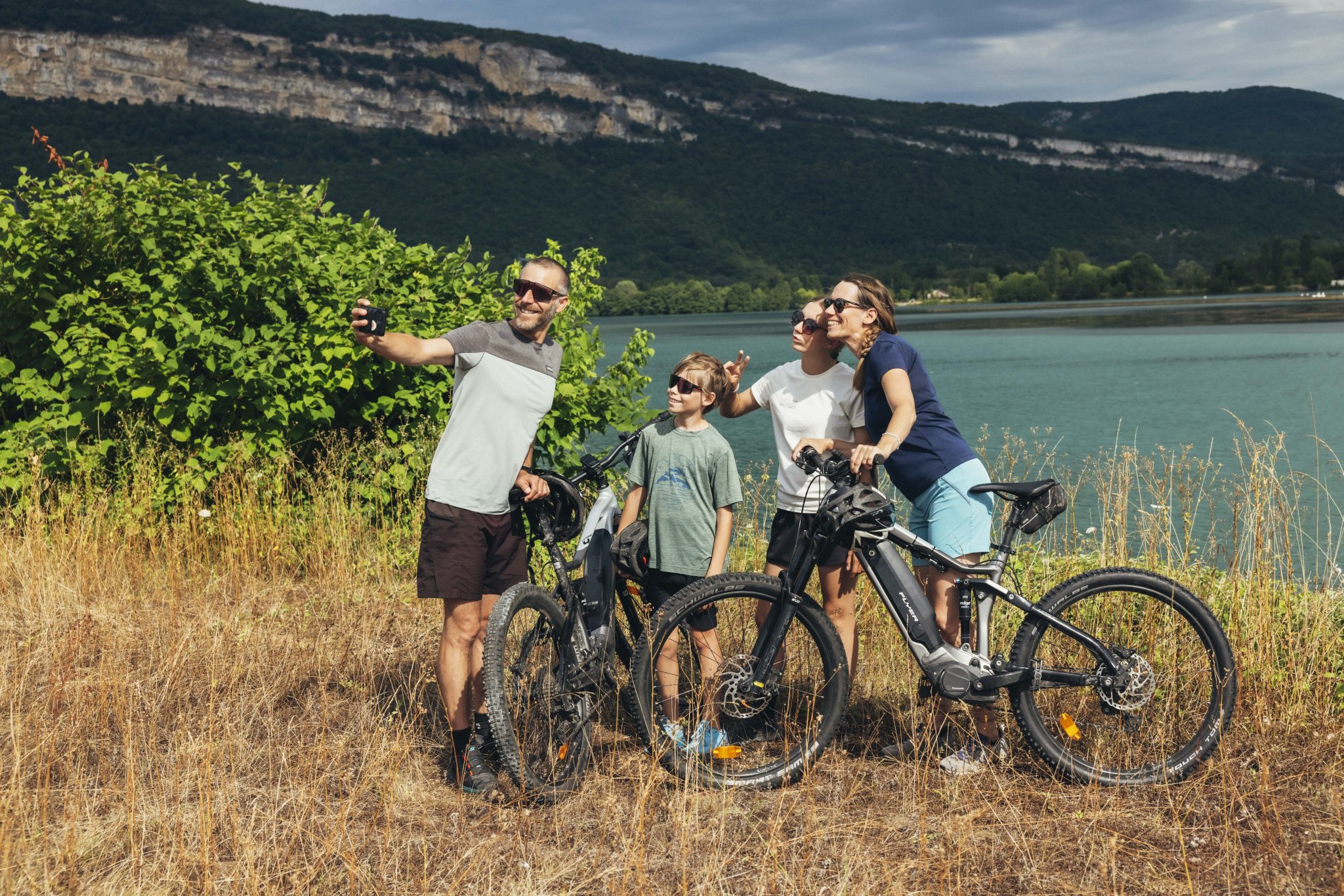 Famille en balade à vélo sur L'Escampette